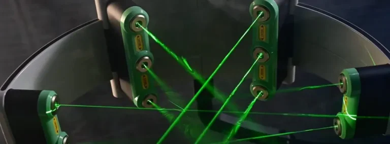 Erchonia green laser device creating intersecting beams for precise therapy